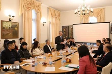 座谈会现场。（图片来源：越通社）