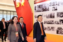 各位代表入场出席大会文件讨论会。