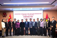 出席活动的双方代表合影。（图片来源：越通社）