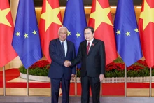 越南国会主席陈青敏会见欧洲理事会主席安东尼奥·科斯塔。（维灵 摄）