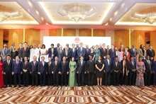国家主席梁强与夫人出席越安建交50周年纪念活动，与各位代表合影。（图片来源：越通社）