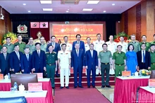 越共中央总书记苏林、中央工作代表团成员与刑事警察局干部合影。