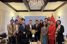 越南外交部副部长阮孟强与各位代表合影。（图片来源：越通社）
