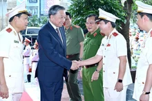 苏林总书记走访调研公安部刑事警察局。（登科 摄）