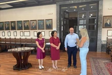 越南驻希腊大使馆工作代表团与罗德岛负责经济、财政和文化遗产事务副市长查尔基亚斯·康斯坦丁诺斯。（图片来源：越通社）