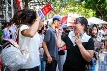 拿到《祖国在我心中 》政治主题音乐会的入场券时,年轻人眼神中充满喜悦与期待。