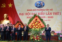 政府总理范明正出席越共河内市西湖坊第一次代表大会并送花以示祝贺。