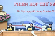 范明正总理在政府总部主持召开铁路领域国家重点项目指导委员会第五次会议。（陈海 摄）