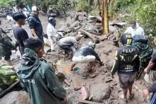 救援人员在印度尼西亚搜寻被山洪掩埋的遇难者。（图片来源：安塔拉通讯社）