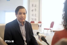 新加坡李光耀公共政策学院武明姜教授接受越通社驻新加坡记者采访。（图片来源：越通社）