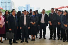 越共中央书记处常务书记陈锦秀和各位代表对越共十四大筹备工作进行检查。