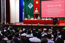 范明正总理和芹苴市国会代表团与芹苴市选民进行会面。