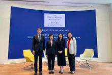 越南驻香港总领事黎德幸（左二）和与会代表合影。（图片来源：越通社）