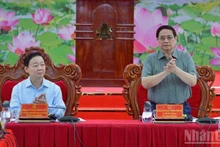 政府总理范明正主持会议。（青江 摄）