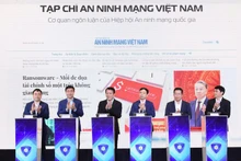 梁三光大将和与会代表共同按下启动按钮，正式推出《越南网络安全》杂志。（图片来源：国家网络安全协会）