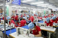 10号服装总公司的出口纺织品生产活动。(琼芝 摄)