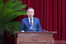 越共中央总书记苏林致开幕词。