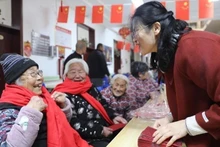 人口老龄化不仅导致劳动力短缺的问题，还对维持养老金制度以及老年人医疗照护服务提出严峻挑战。（图片来源：人民日报）