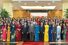 越共中央总书记苏林与各位代表合影。(水原 摄)