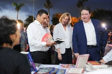 美国驻越南大使马克·纳珀和岘港市领导参观在越南与美国友好交流活动框架内设立的展区。