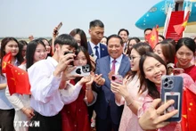 在中国天津的越南留学生热烈欢迎赴华出席世界经济论坛第16届新领军者年会并开展工作访问的越南政府总理范明正。（图片来源：越通社）