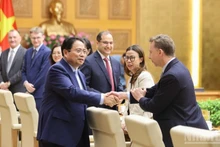 范明正总理与英国企业领导代表亲切握手。(陈海 摄)