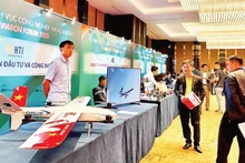 各家企业在河内市举行的2025年航空产业国际研讨会上展示新产品和技术。