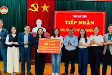 工作代表团向河静省困境家庭赠送慰问品。