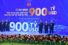 越南海关局为进出口总额首次达到9000亿美元举行表彰仪式。（明芳 摄）