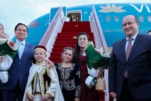 范明正总理和夫人黎氏碧珍抵达阿尔及尔胡阿里·布迈丁国际机场（Houari Boumediene Alger），开始对阿尔及利亚进行正式访问。（图片来源：政府门户网站）