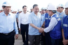 苏林总书记看望和鼓励在龙城国际机场建设项目工作的干部职工和劳动者。（图片来源：越通社）