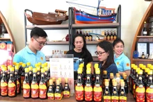 游客购买富国鱼露。（图片来源：越通社）