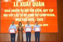 嘉莱省人民委员会副主席、515号指导委员会主任阮氏清历与K52队干部战士代表。（图片来源：越通社）