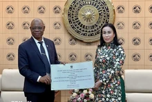 岘港市人民委员会副主席阮氏英诗与世界自然基金会（WWF）国家办事处主任马丁·卡巴鲁阿帕·卡平加。（图片来源：越通社）