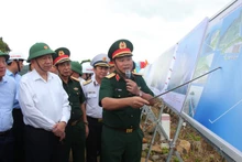 越共中央总书记苏林率中央工作代表团前往金瓯省角地乡薯岛展开走访调研。（图片来源：越通社）