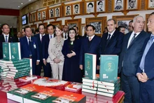 范明正总理和夫人出席阿拉伯语版《奠边府》一书发布仪式。（清江 摄）