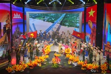 越南边防部队与柬埔寨皇家军队联合演出的文艺节目。（图片来源：越通社）