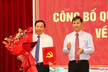 越共中央委员、中央组织部副部长阮成心向阮文幼同志颁授越共中央书记处的决定。（图片来源：越通社）