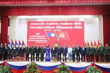 越南国家副主席武氏映春和老挝国家副主席巴妮·雅陶都以及两国代表合影。(图片来源:越通社)