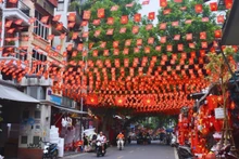 河内首都大街小巷张灯结彩,庆祝八月革命胜利和九·二国庆80周年。