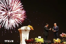 柬埔寨参议院主席洪森亲王和越南驻柬埔寨大使阮明宇共同参加纪念越南国庆80周年（1945年9月2日—2025年9月2日）招待会。（图片来源：越通社）
