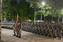 受阅官兵整装待发，准备参加演练。