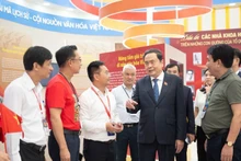 国会主席陈青敏检查“越南国会历史与使命”展览筹备工作。（维玲 摄）