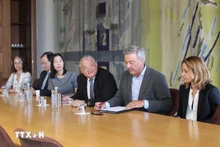 越南驻葡萄牙大使阮孟胜见证签字仪式。（图片来源：越通社）