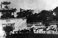 承天-顺化民众1945年8月23日参加夺取政权，并进入上四门。那一天是顺化革命取得胜利的日子。（图片来源：越通社）