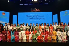 与会代表合影。（图片来源：海外越南人国家委员会）