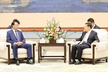 越南国会副主席陈光方会见四川省委书记、省人大常委会主任王晓晖。