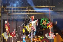 儿童们很喜欢中秋节的玩具。（图片来源：越通社）