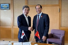 越共中央委员、越南国会副主席陈光方上将会见大分县议会议长岛浩一。（图片来源：越通社）