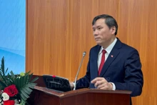越南社会科学翰林院院长黎文利博士、教授在会上致辞。（图片来源：越通社）